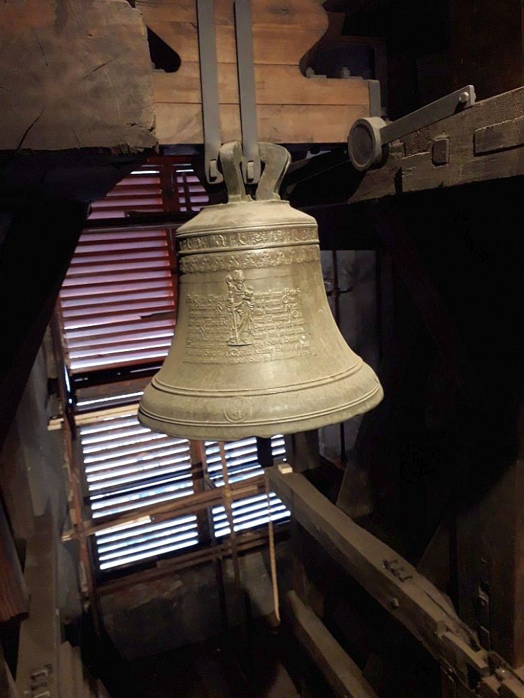 Zvon ve zvonici kostela sv. Mikuláše na Malostranském náměstí