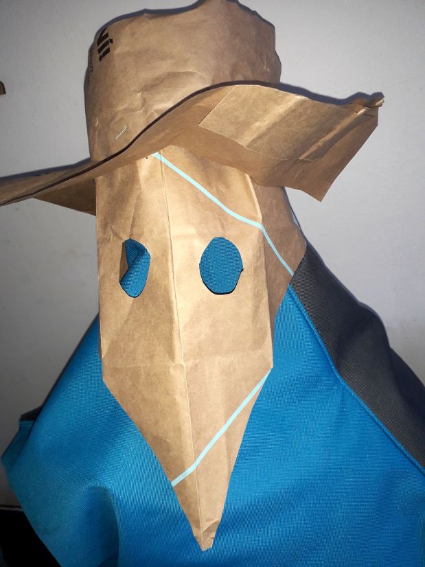 Maska morového doktora z papírových tašek