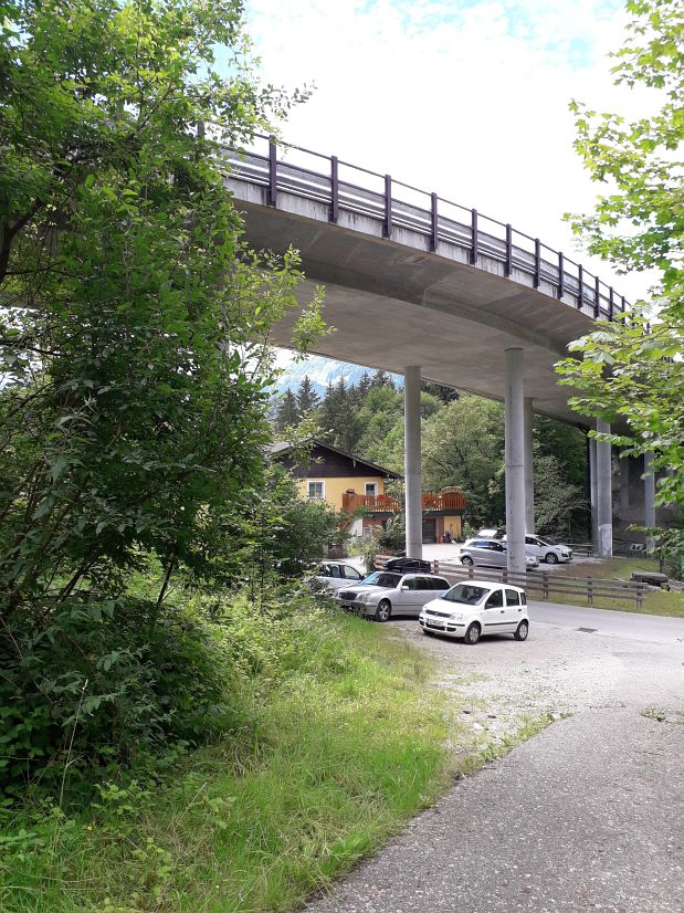 Parkování pod mostem u vodopádu na řece Taugl