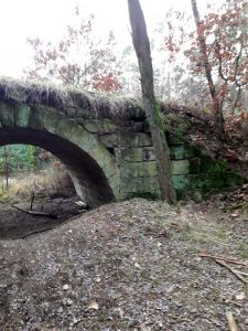 Kamenný klenutý mostek